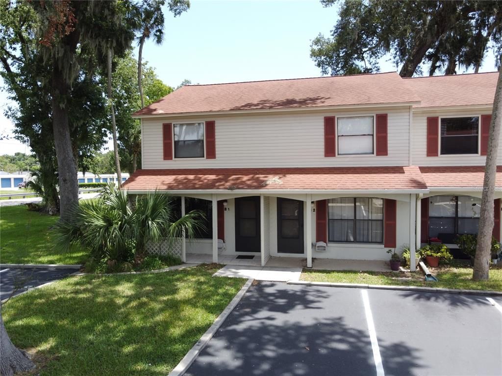 Exterior, Facade, Split Level