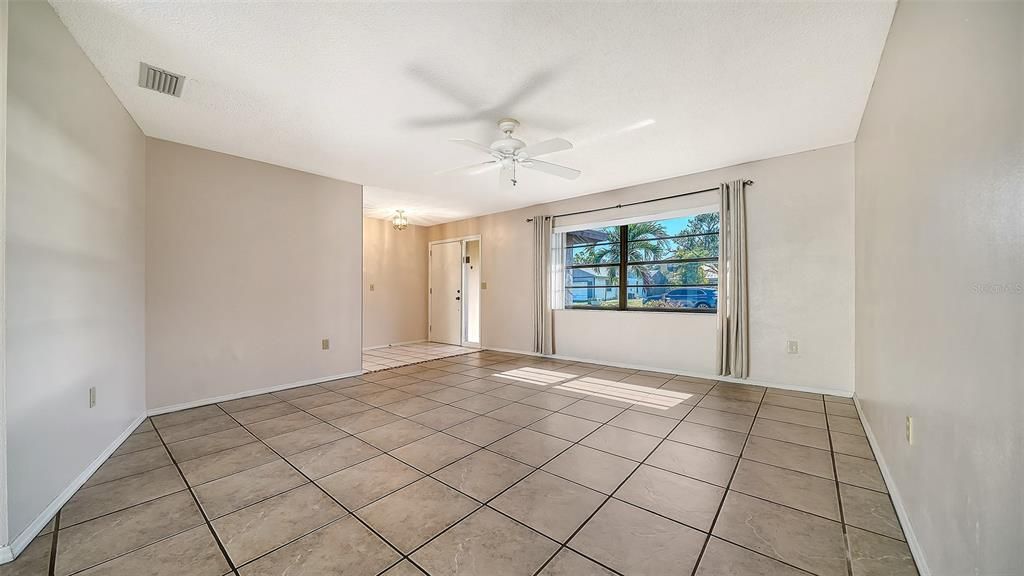 Empty room, Interior