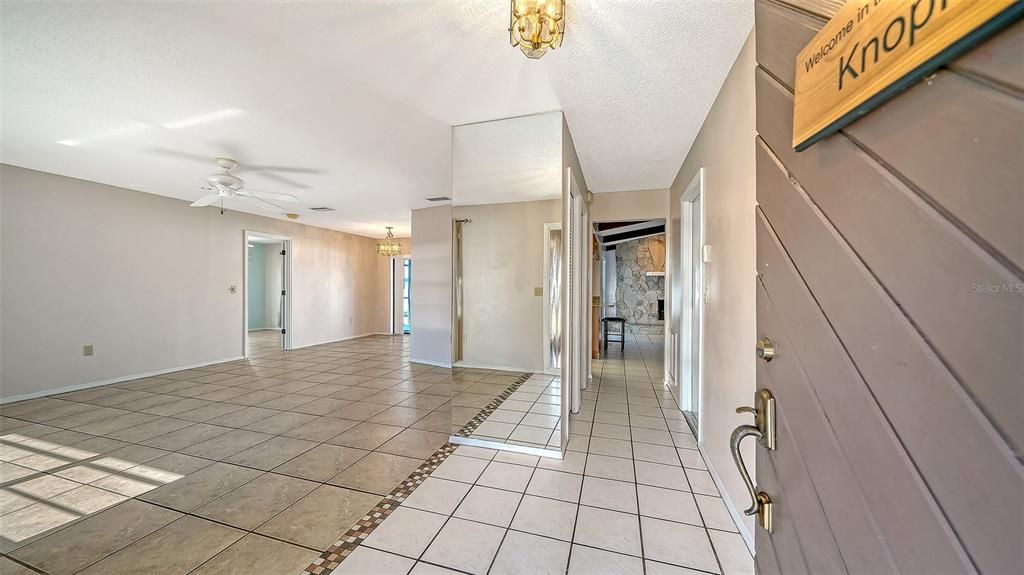 Empty room, Interior