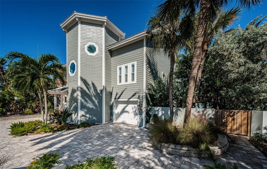 Attached, Exterior, Facade, None