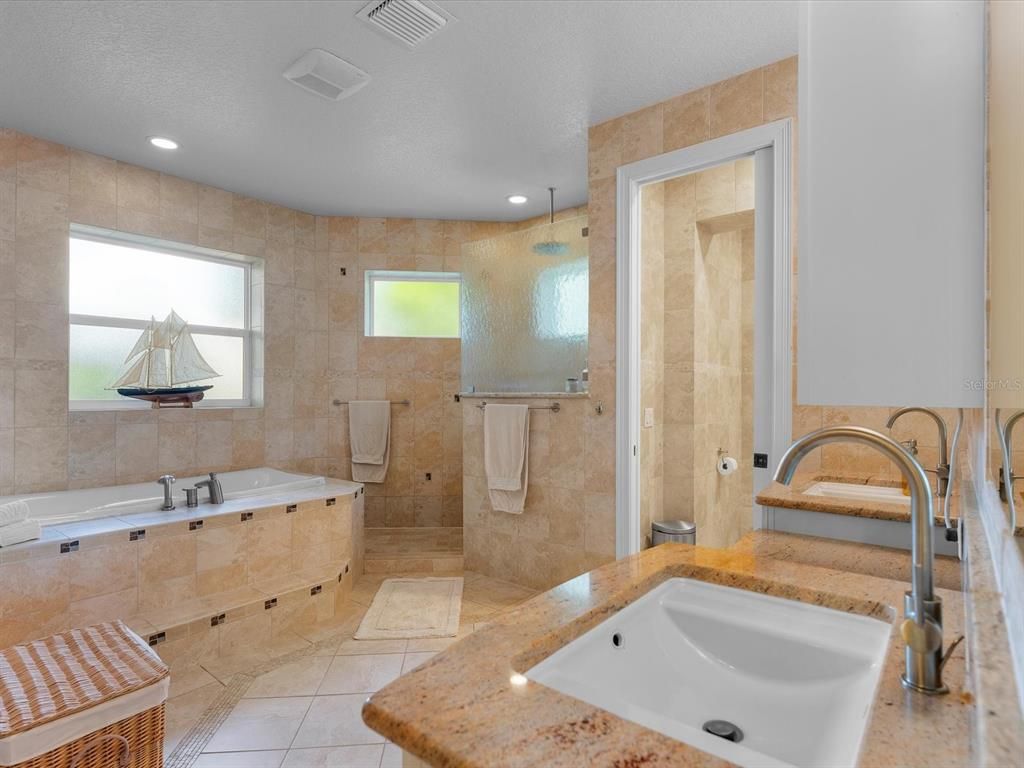 Bathroom, Dual Sink Vanities, Interior, Recessed Lighting