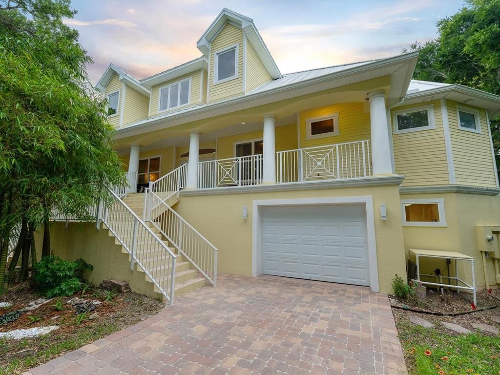 Attached, Exterior, Facade, American Foursquare