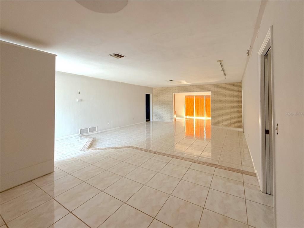 Empty room, Interior