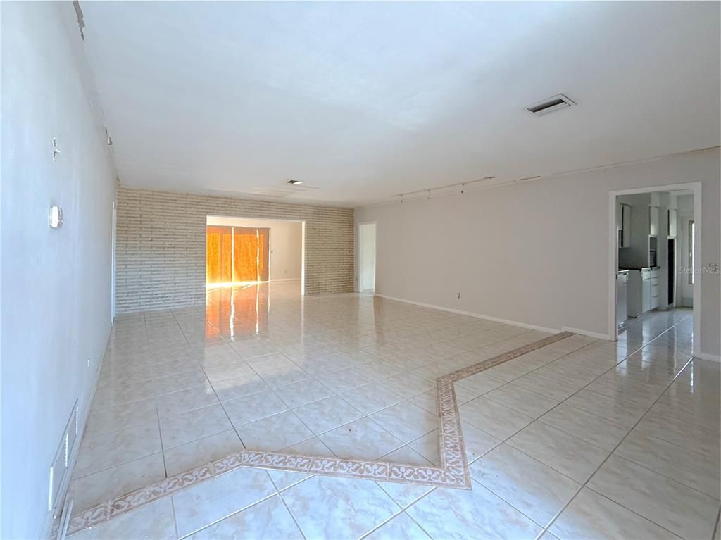 Empty room, Interior