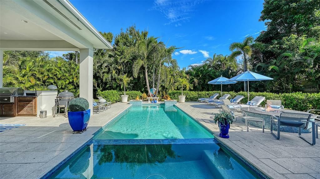 Exterior, Outdoor Kitchen, Pool