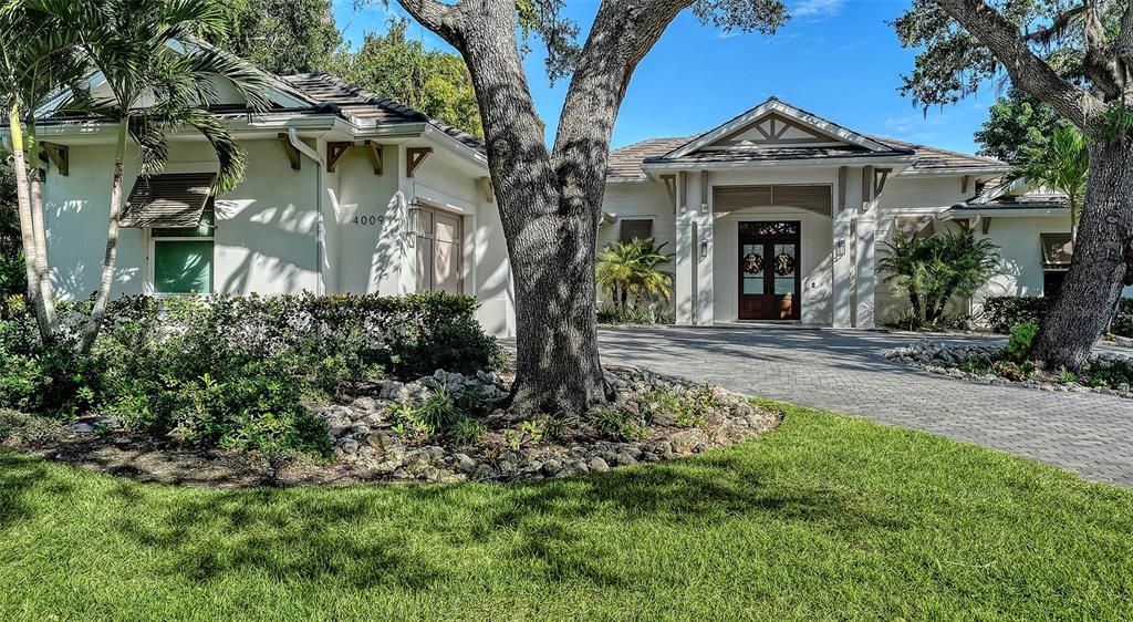 Attached, Exterior, Facade, Queen Anne Victorian