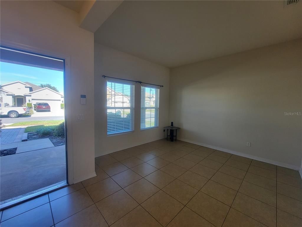 Empty room, Interior
