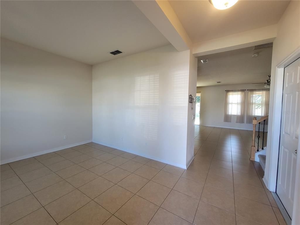 Empty room, Interior