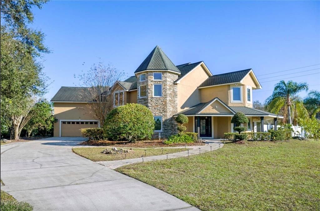 Attached, Exterior, Facade, Queen Anne Victorian