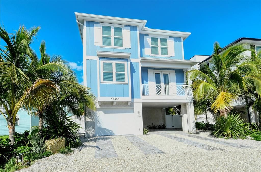 Attached, Exterior, Facade, Modern