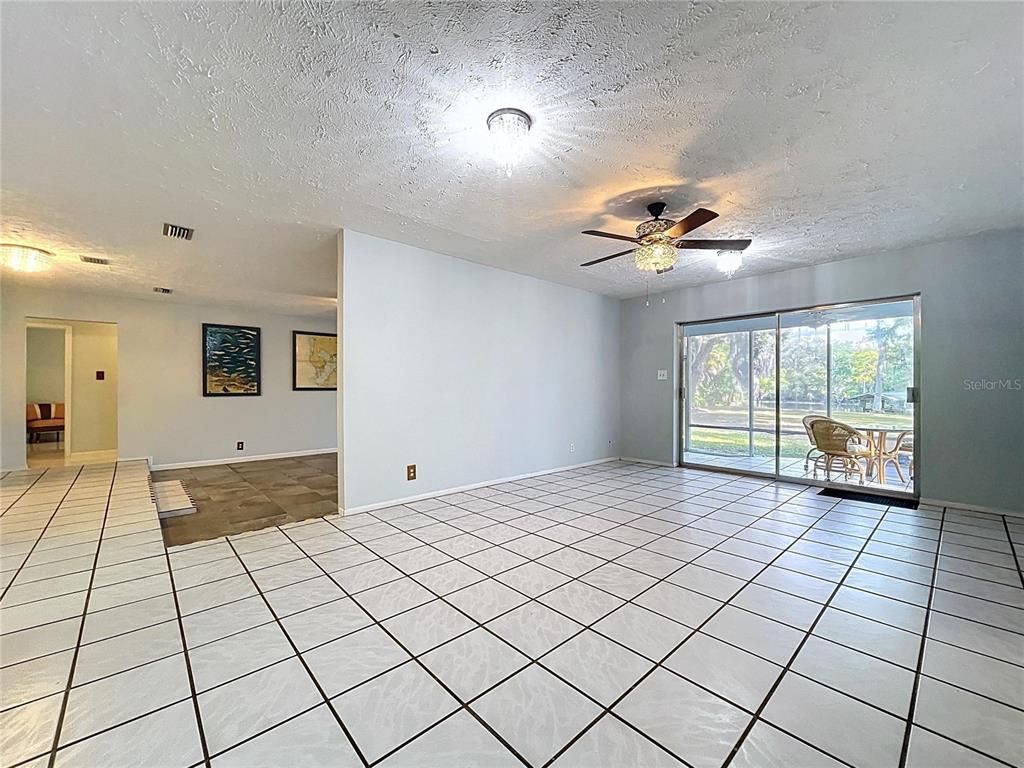 Empty room, Interior
