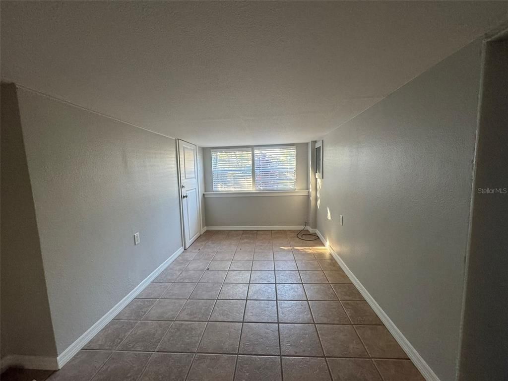 Empty room, Interior