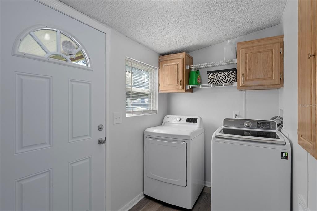 Interior, Washer, Wood Texture Flooring