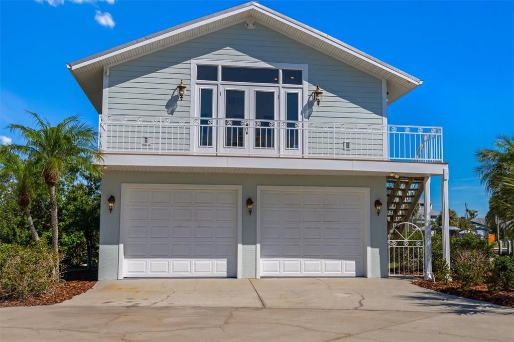 Attached, Exterior, Facade, American Craftsman