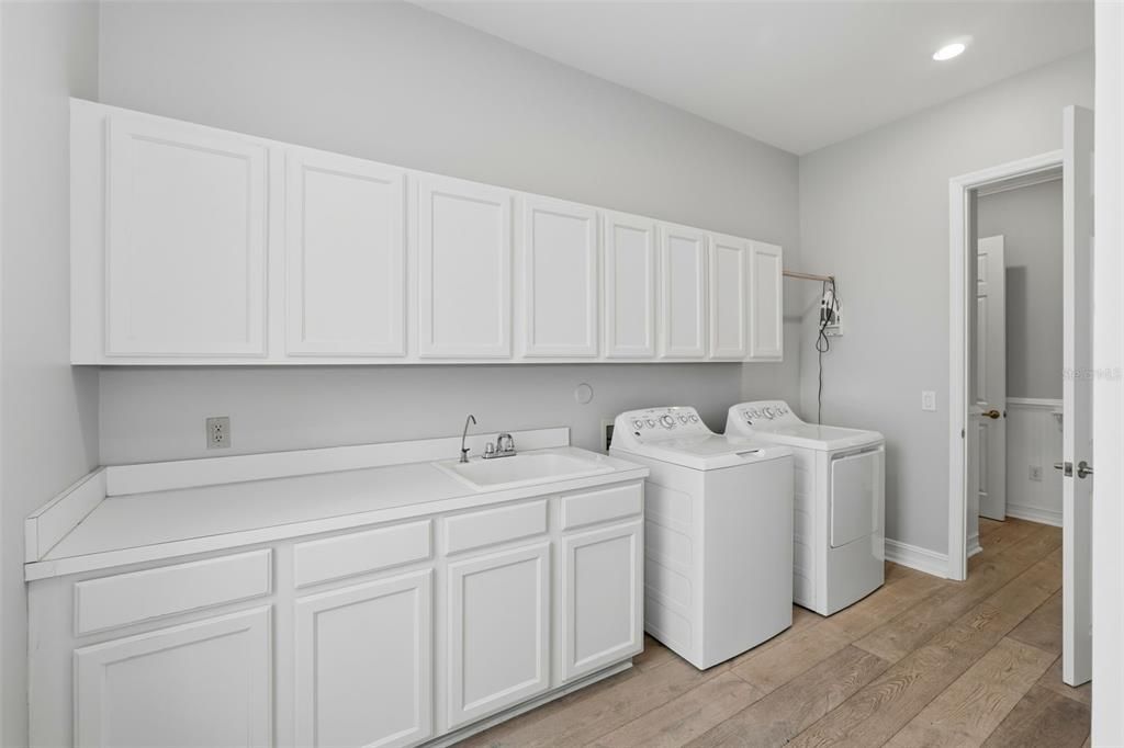 Interior, Recessed Lighting, Washer, Wood Texture Flooring