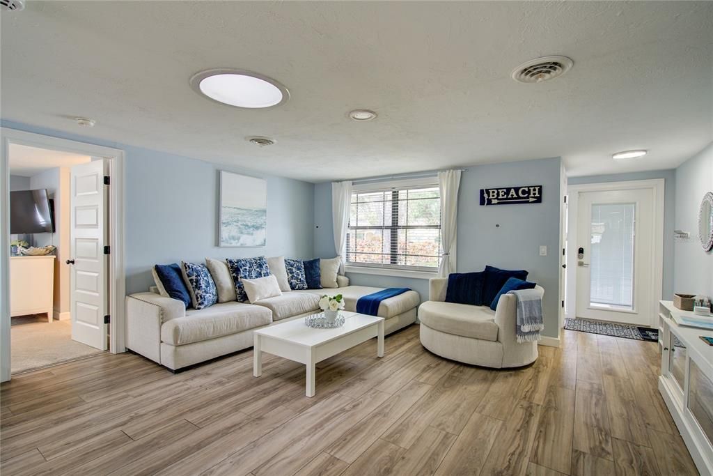 Interior, Living room, Recessed Lighting, Wood Texture Flooring