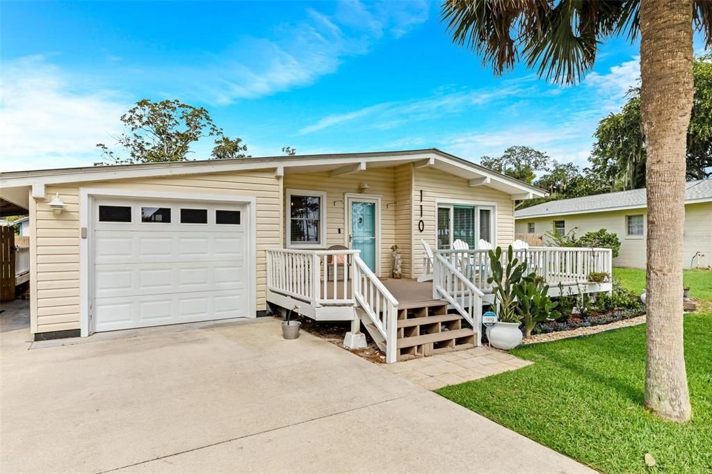 Attached, Exterior, Facade, None