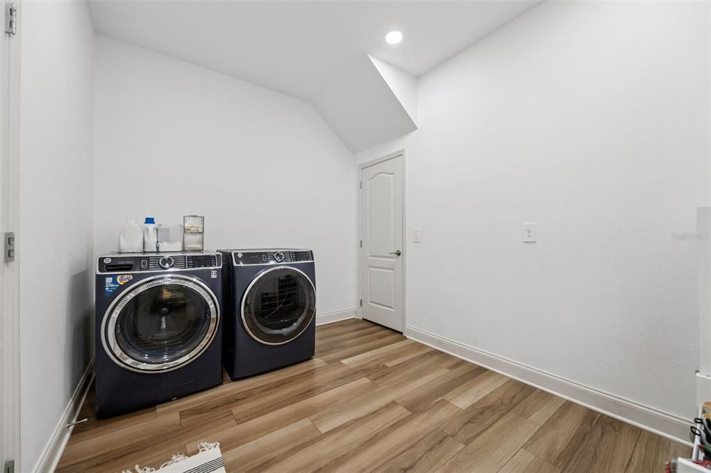 Interior, Recessed Lighting, Washer, Wood Texture Flooring