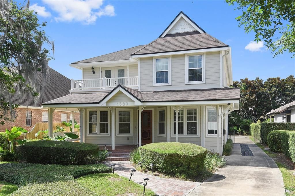 Exterior, Facade, Queen Anne Victorian