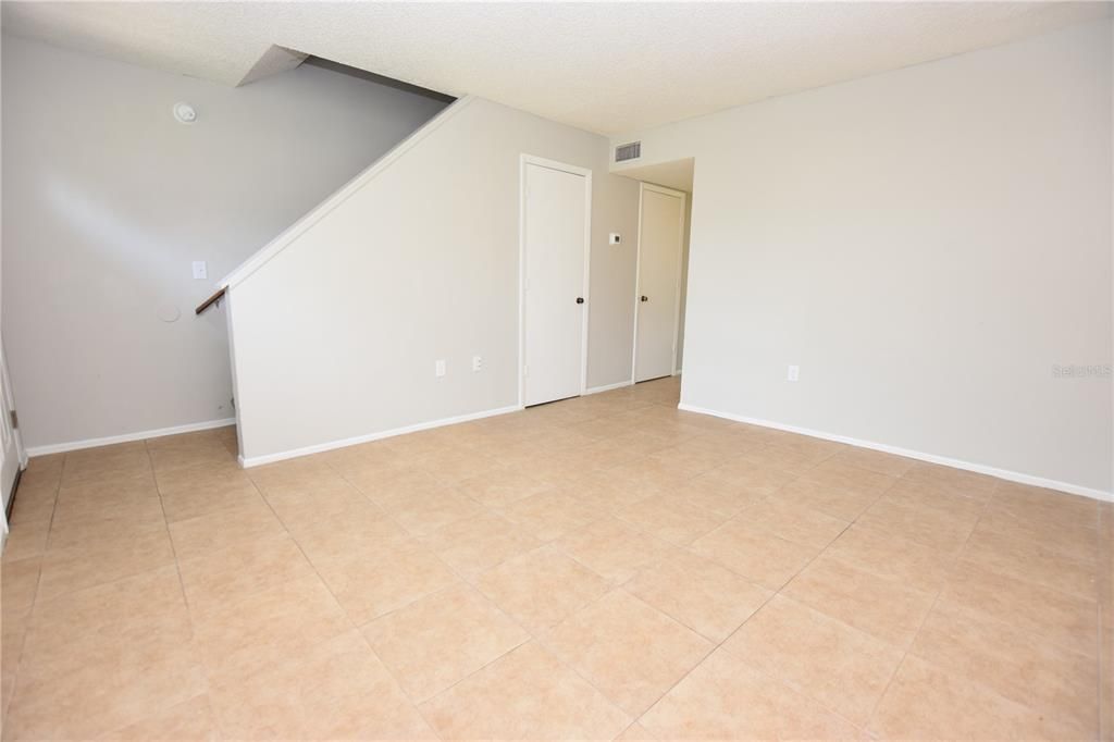 Empty room, Interior