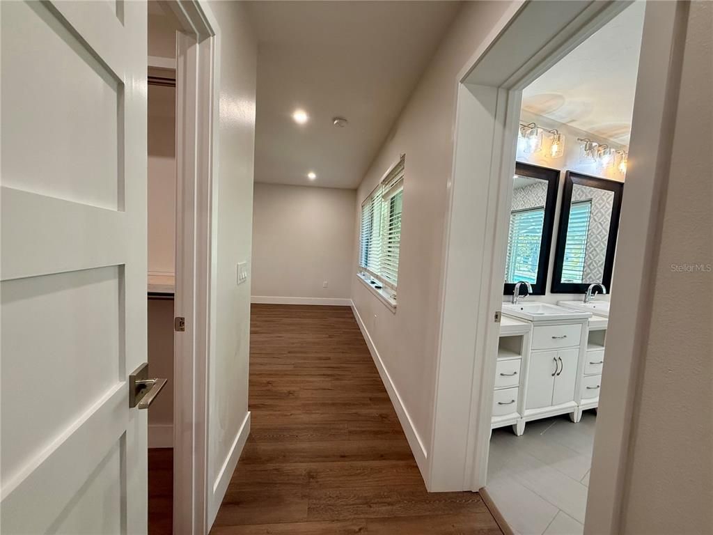 Interior, Recessed Lighting, Washer, Wood Texture Flooring