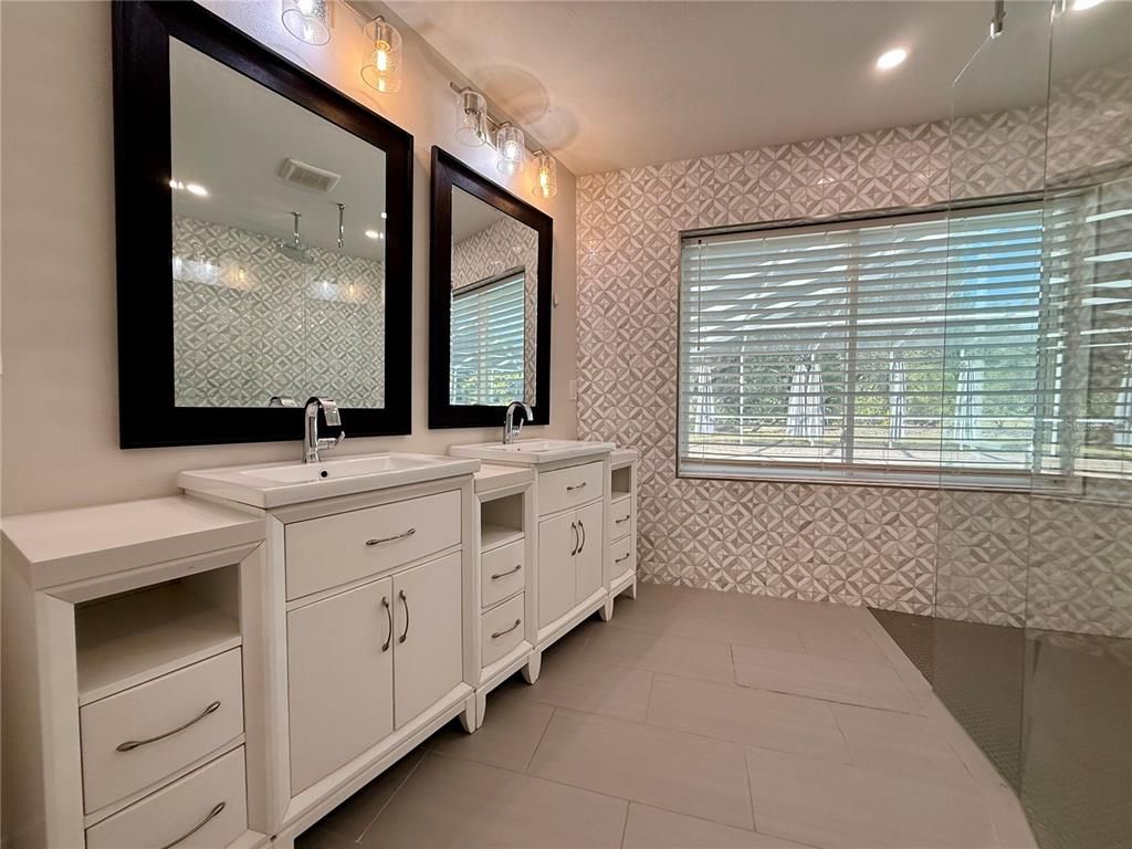 Bathroom, Dual Sink Vanities, Interior, Recessed Lighting