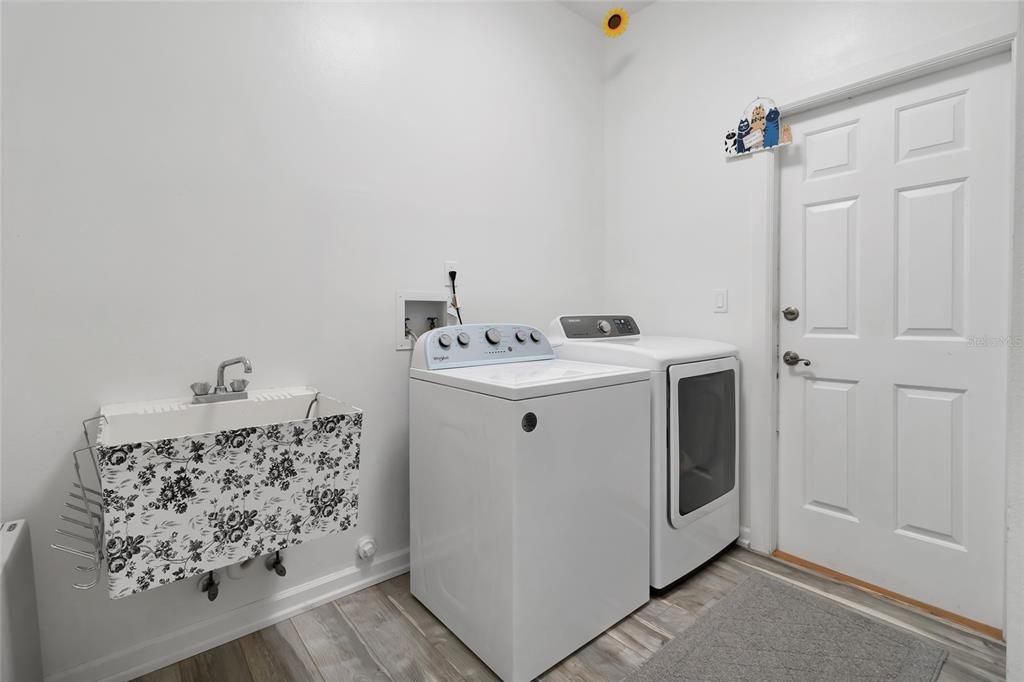 Interior, Washer, Wood Texture Flooring