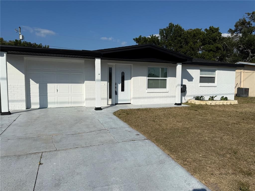 Attached, Exterior, Facade, Ranch