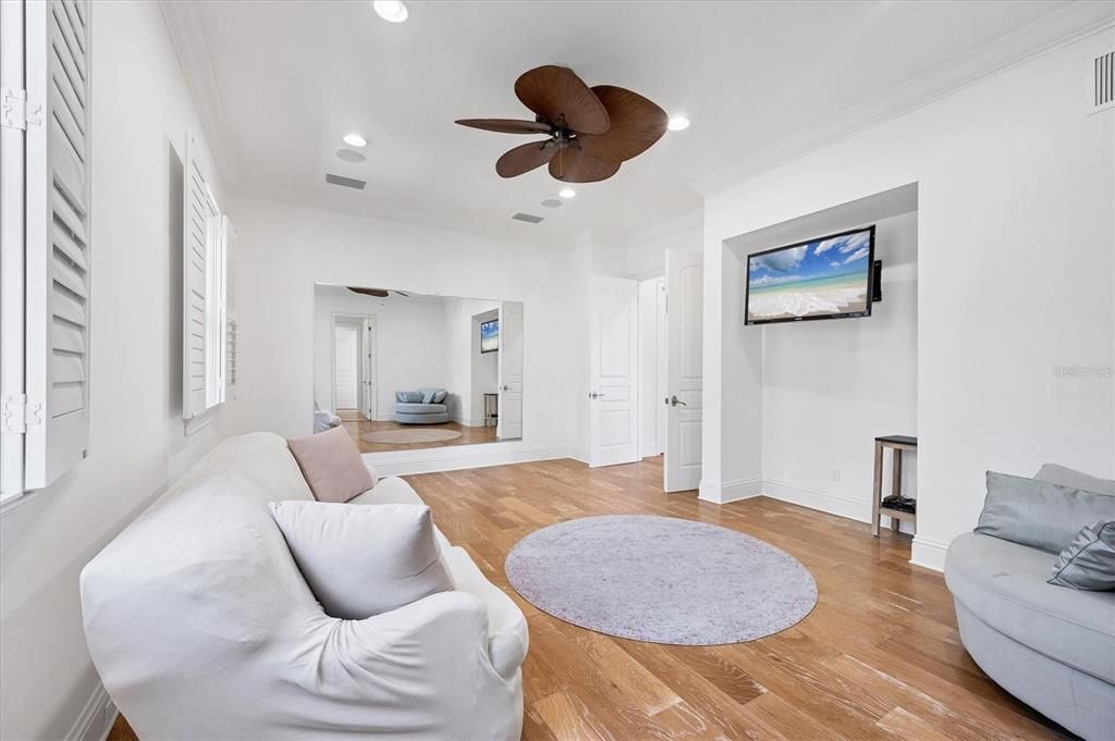 Interior, Recessed Lighting, Wood Texture Flooring