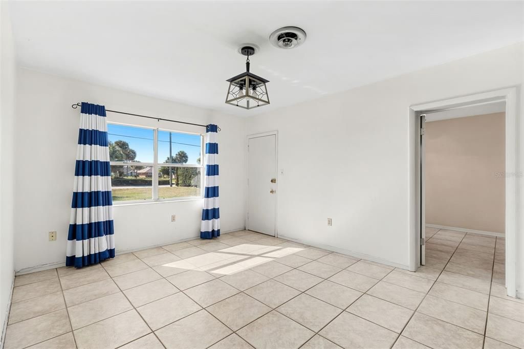 Empty room, Interior