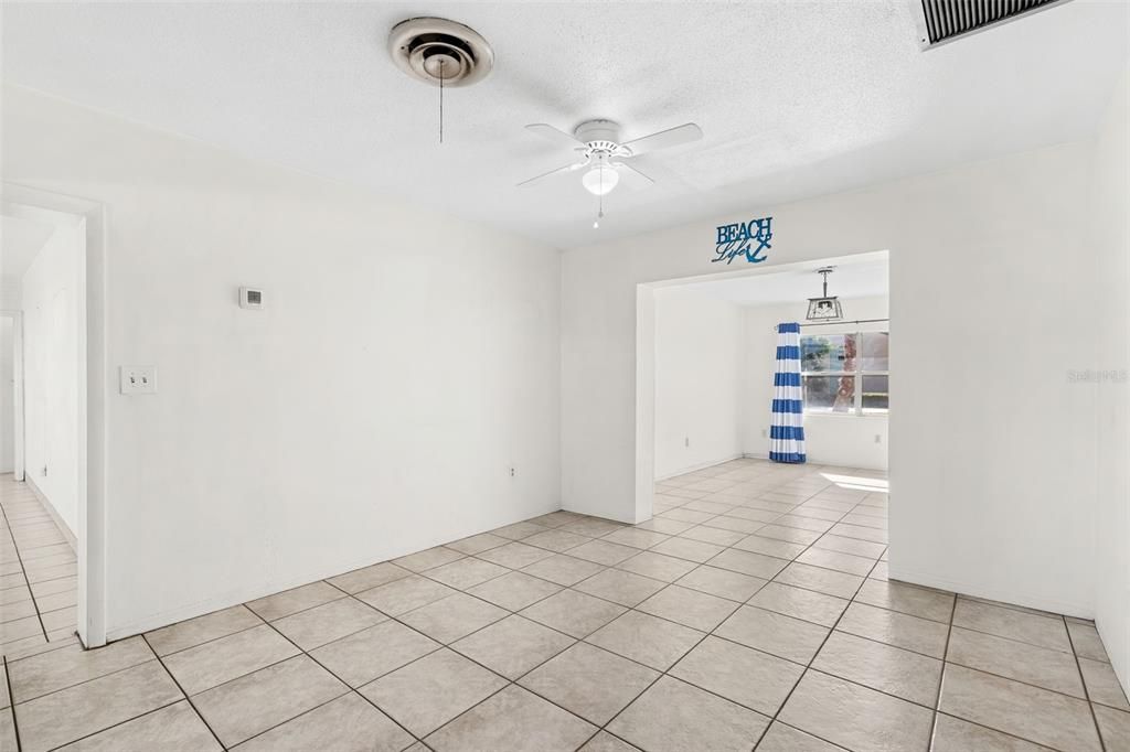 Empty room, Interior