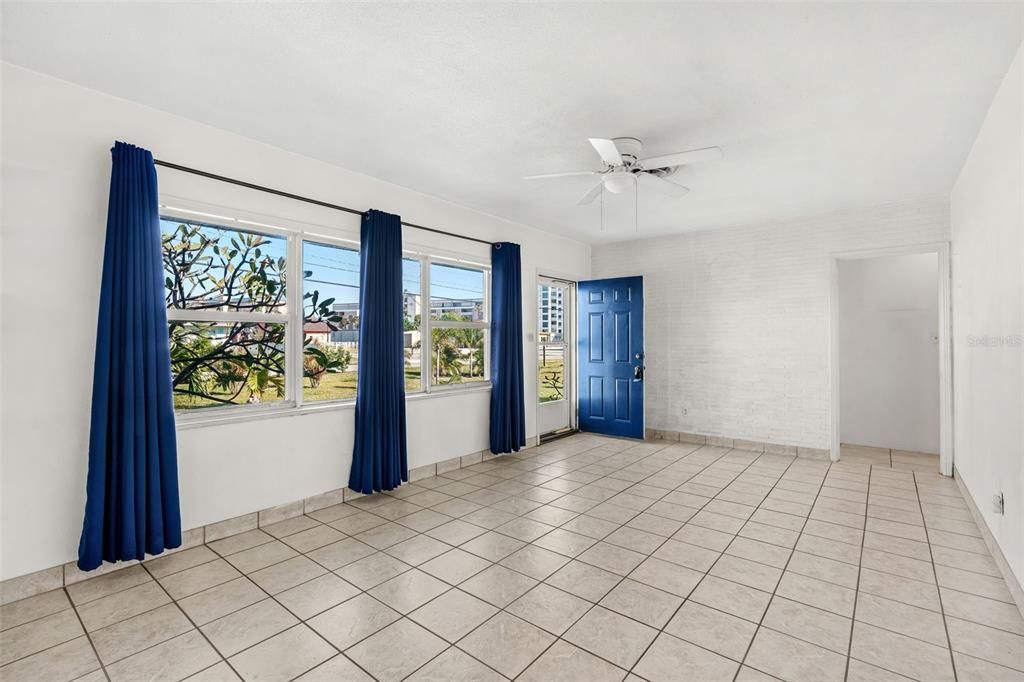 Empty room, Interior