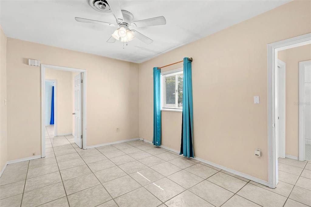 Empty room, Interior