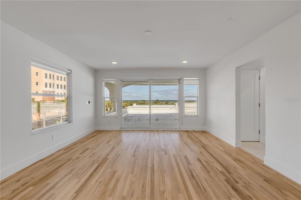 Empty room, Interior, Recessed Lighting, Wood Texture Flooring