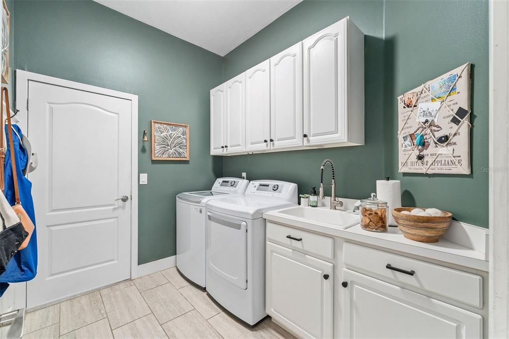 Interior, Washer, Wood Texture Flooring