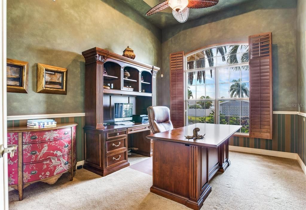 Home Office, Interior