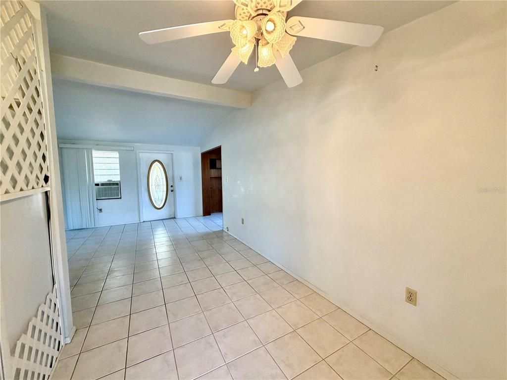 Empty room, Interior