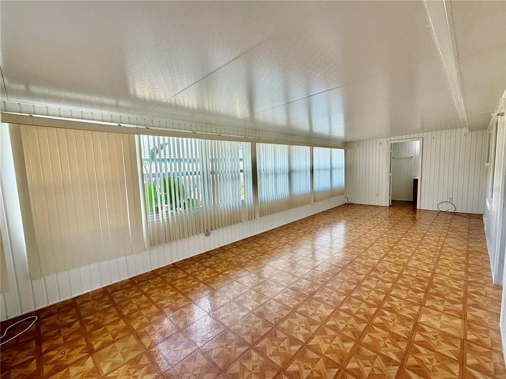 Empty room, Interior