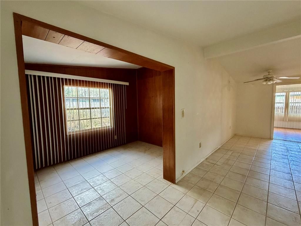 Empty room, Interior