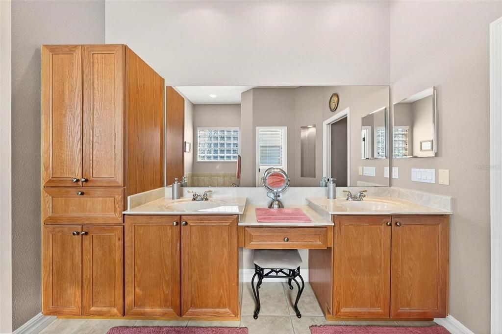 Bathroom, Dual Sink Vanities, Interior, Recessed Lighting