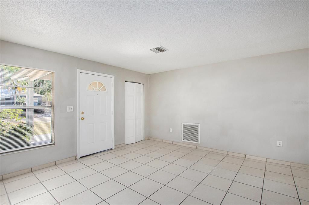 Empty room, Interior