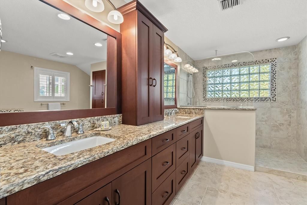 Bathroom, Dual Sink Vanities, Interior, Recessed Lighting