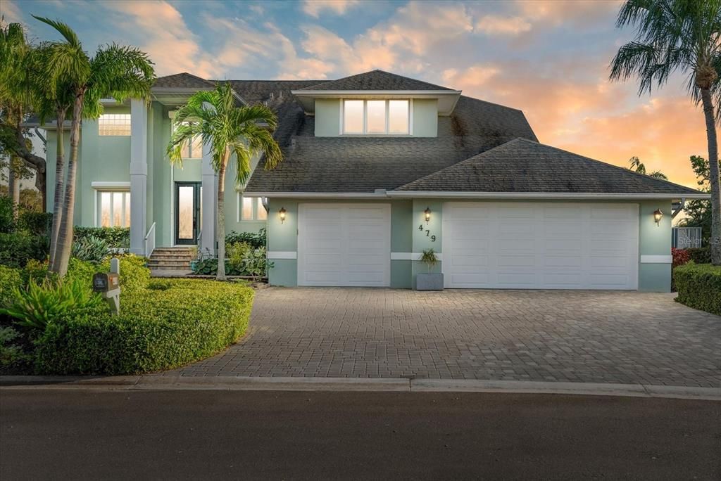 Attached, Exterior, Facade, Modern