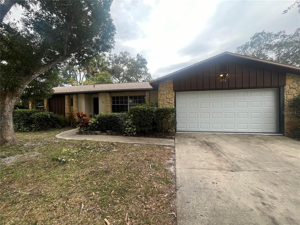 Attached, Exterior, Facade, Ranch