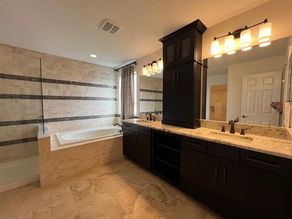Bathroom, Dual Sink Vanities, Interior, Recessed Lighting
