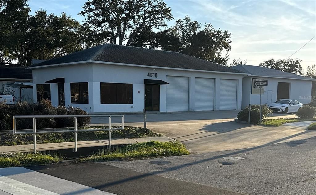 Attached, Exterior, Facade, Ranch