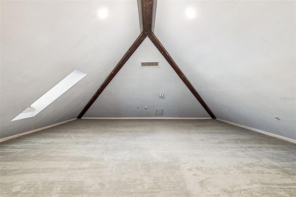 Empty room, Interior, Wooden Beams