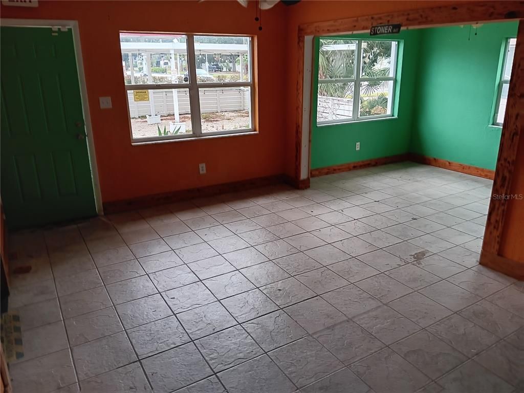 Empty room, Interior