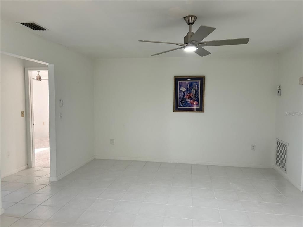 Empty room, Interior