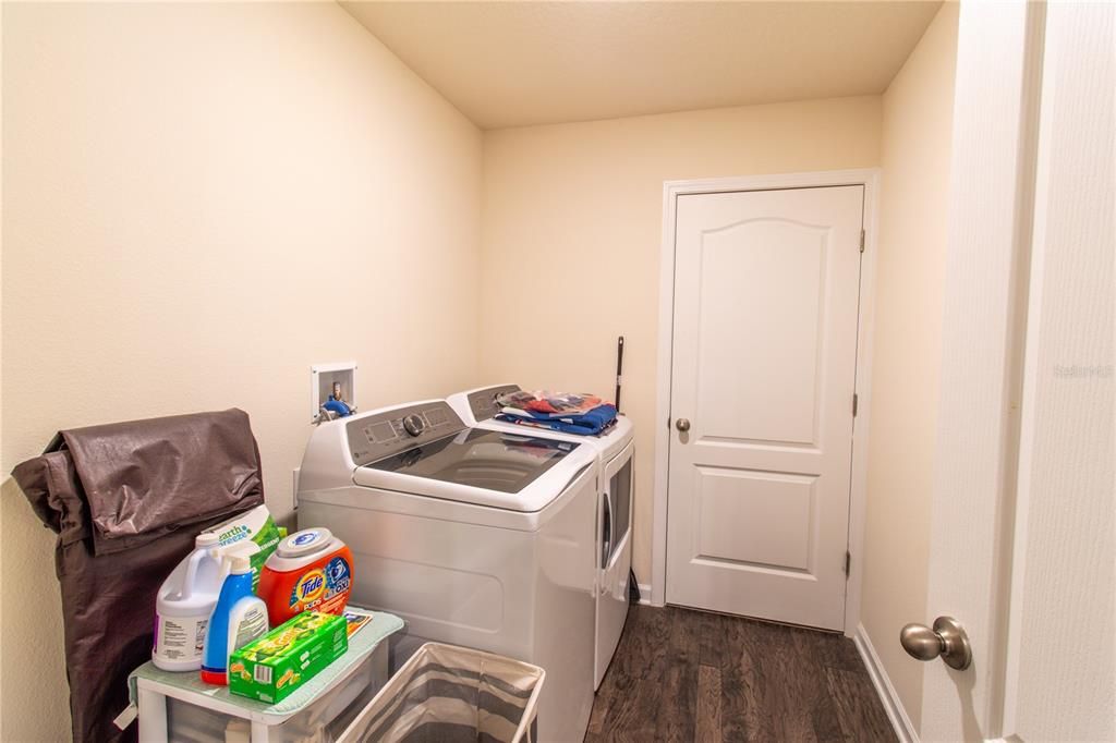 Interior, Washer, Wood Texture Flooring